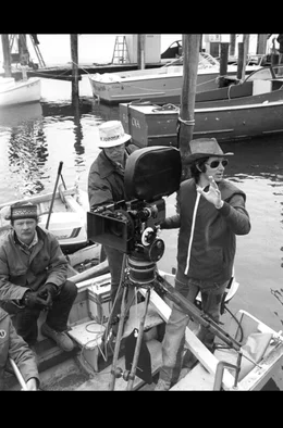 Steven Spielberg und die Filmcrew im Jahr 1974 am Set von &bdquo;Der wei&szlig;e Hai&ldquo;: Obwohl gr&ouml;&szlig;tenteils improvisiert, wird der Film zum Meisterwerk.