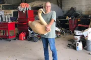 Holzschnitzer Cal Kingsmill lebt am Stadtrand von New Orleans. Er hat sich stets als Teil der Natur empfunden und schnitzt seit seiner Jugend. Holzschnitzer Cal Kingsmill lebt am Stadtrand von New Orleans. Er hat sich stets als Teil der Natur empfunden und schnitzt seit seiner Jugend.
