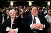 Benno Berghammer (Ottfried Fischer, r.) und seine Mutter Resi (Ruth Drexel, l.) freuen sich auf die Vorstellung des Tourneetheaters in Bad T&ouml;lz. Doch das Vergn&uuml;gen endet abrupt ...