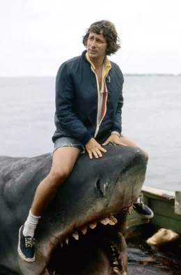 Steven Spielberg bei den Dreharbeiten zu seinem Riesenerfolg &bdquo;Der wei&szlig;e Hai&ldquo; im Jahr 1974