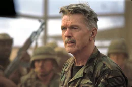 Als Waters und seine M&auml;nner Zeugen eines brutalen Rebellen&uuml;bergriffes werden, handeln sie entgegen der strikten Anweisungen von Captain Bill Rhodes (Tom Skerritt) ...