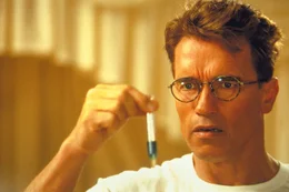 Setzt sich eine befruchtete Eizelle in die eigene Bauchh&ouml;hle ein: Doktor Alexander Hesse (Arnold Schwarzenegger) ...