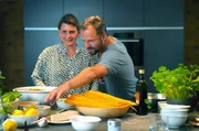 Die Kunstkuratorin Andrea von Goetz und der &ouml;sterreichische Schauspieler Philipp Hochmair zaubern eine Pasta mit Pfifferlingen. Der Clou dabei: viel Zitrone
