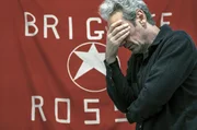 Auf engstem Raum durchlebt Aldo Moro (Fabrizio Gifuni) eine schwere Zeit als Gefangener der Roten Brigaden. Er ist davon überzeugt, zum Tode verurteilt zu sein, und fühlt sich von seinen Freunden hintergangen. Auf engstem Raum durchlebt Aldo Moro (Fabrizio Gifuni) eine schwere Zeit als Gefangener der Roten Brigaden. Er ist davon überzeugt, zum Tode verurteilt zu sein, und fühlt sich von seinen Freunden hintergangen.