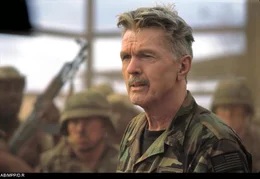 Als Waters und seine M&auml;nner Zeugen eines brutalen Rebellen&uuml;bergriffes werden, handeln sie entgegen der strikten Anweisungen von Captain Bill Rhodes (Tom Skerritt) ...
