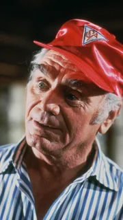 Dominic Santini (Ernest Borgnine)