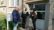 Vollzugsdienst-Mitarbeiter und ein Sozialarbeiter klingeln unangemeldet bei einem Bürgergeldempfänger. Vollzugsdienst-Mitarbeiter und ein Sozialarbeiter klingeln unangemeldet bei einem Bürgergeldempfänger.