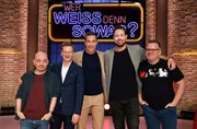 Moderator Kai Pflaume (M.) und seine Rateteam-Kapit&auml;ne Bernhard Ho&euml;cker (l.) und Elton (r.) begr&uuml;&szlig;en in dieser Sendung den Schauspieler und Moderator Michael Kessler (2.v.l.) und den Autor und Comedian Bastian Bielendorfer (2.v.r.).