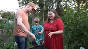 Isl&auml;nderin Margret und Ehemann Matthias im Garten