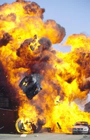 Bei der Verfolgungsjagd mit dem Gangster Pal Dardai in einem Industriekomplex kommt es zu einer gewaltigen Explosion... Bei der Verfolgungsjagd mit dem Gangster Pal Dardai in einem Industriekomplex kommt es zu einer gewaltigen Explosion...