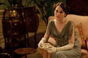 Mary (Michelle Dockery) hat es mit dem Heiraten gar nicht eilig, was ihr zum Verhängnis werden könnte. Ihrer Wirkung auf Männer ist sie sich voll bewußt - und das führt zu einem gnadenlosen Kleinkrieg mit Schwester Edith. Mary (Michelle Dockery) hat es mit dem Heiraten gar nicht eilig, was ihr zum Verhängnis werden könnte. Ihrer Wirkung auf Männer ist sie sich voll bewußt - und das führt zu einem gnadenlosen Kleinkrieg mit Schwester Edith.