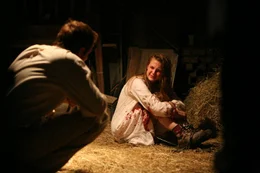 Verzweifelt versucht Cotton Marcus (Patrick Fabian) zu der verst&circ;rten Nell Sweetzer (Ashley Bell) vorzudringen.