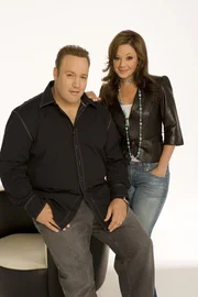 l-r Doug Heffernan(Kevin James),Carrie Heffernan(Leah Remini)