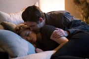 Tessa (Josephine Langford, l.); Hardin (Hero Fiennes Tiffin, r.)