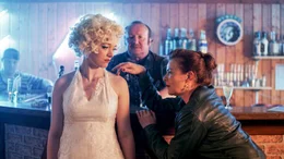 &ldquo;Leben und leben lassen, Monique!&rdquo; &ndash; Generationen treffen aufeinander: Monique (Nele Ahrend, li.) und Monika (Lina Wendel) an Schackos (Rainer Reiners) Bar.