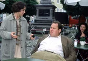 Für Benno (Ottfried Fischer, r.) und Sabrina (Katerina Jacob, l.) steht fest: Die Mafia hat sich auch in Bad Tölz eingenistet ... Für Benno (Ottfried Fischer, r.) und Sabrina (Katerina Jacob, l.) steht fest: Die Mafia hat sich auch in Bad Tölz eingenistet ...