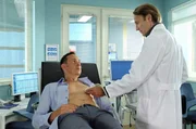 Die eigentliche Routine-Untersuchung von Steffen Frahm (Moritz Lindbergh, li.) bringt nichts Gutes zum Vorschein. Dr. Martin Stein (Bernhard Bettermann, re.) stellt eine erneute Verengung eines Herzkranzgef&auml;&szlig;es fest. Dieses Mal wird ein Stent nicht ausreichen und Martin r&auml;t zu einem Bypass.