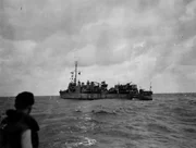 Seit 1918 ist die USS Roper als Zerstörer der Wickes-Klasse in der US-Marine bekannt, und im Zweiten Weltkrieg wird sie sich den tödlichen deutschen U-Booten stellen. Seit 1918 ist die USS Roper als Zerstörer der Wickes-Klasse in der US-Marine bekannt, und im Zweiten Weltkrieg wird sie sich den tödlichen deutschen U-Booten stellen.