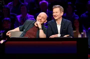 Rateteam-Kapit&auml;n Bernhard Ho&euml;cker (l.) mit dem Schauspieler und Moderator Michael Kessler (r.).