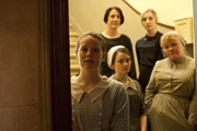 Hinten rechts: Anna (Joanne Froggatt, r.) und Miss Baxter (Rapuel Cassidy); vorne: Ivy, Daisy und Mrs Patmore (Cara Theobold, Sophie McShera, Lesley Nicol). Hinten rechts: Anna (Joanne Froggatt, r.) und Miss Baxter (Rapuel Cassidy); vorne: Ivy, Daisy und Mrs Patmore (Cara Theobold, Sophie McShera, Lesley Nicol).