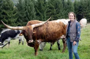 Texas in der Eifel – das ist das Motto von Katharina Deitmers (l) und ihrer Familie. 2021 ist die 40-Jährige mit ihrem Mann Helge und den Kindern Johanna und Lukas extra aus dem Münsterland in den Südwesten gezogen. Texas in der Eifel – das ist das Motto von Katharina Deitmers (l) und ihrer Familie. 2021 ist die 40-Jährige mit ihrem Mann Helge und den Kindern Johanna und Lukas extra aus dem Münsterland in den Südwesten gezogen.