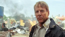 Greer (Bruce Willis)