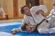 Till (Merlin Rose, r.) hat Felix (Valentino Fortuzzi, l.) beim Judo im Griff.