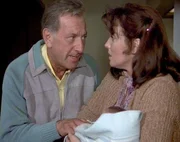 Quincy (Jack Klugman) tr&ouml;stet die verst&ouml;rte Mandolyn Estes (Tyne Daly), die einen ihrer Zwillinge auf tragische Art und Weise verloren hat.