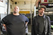 Manuel (Daniel Sellier, r.) nimmt Itchy (Hakan Orbeyi) das Versprechen ab, dass er den Job f&uuml;r Tarek absagt.