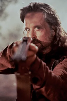 Remington (Michael Douglas) steht der Bestie Auge in Auge gegen&uuml;ber ...