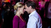 Das K&ouml;nigspaar muss tanzen: Stefan (Hendrik Duryn) und Karin (Jessica Ginkel) legen einen Wahnsinnstanz aufs Parkett und alle sind ger&uuml;hrt und beeindruckt.
