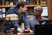 Jake Peralta (Andy Samberg, l.); Captain Ray Holt (Andre Braugher, r.) Jake Peralta (Andy Samberg, l.); Captain Ray Holt (Andre Braugher, r.)