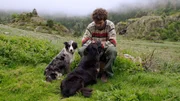 Sechs Monate des Jahres verbringt Brice Delsouiller allein mit zwei Hunden und 400 Kühen in der Abgeschiedenheit der Pyrenäen. Sechs Monate des Jahres verbringt Brice Delsouiller allein mit zwei Hunden und 400 Kühen in der Abgeschiedenheit der Pyrenäen.