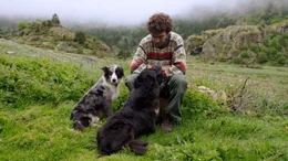 Sechs Monate des Jahres verbringt Brice Delsouiller allein mit zwei Hunden und 400 K&uuml;hen in der Abgeschiedenheit der Pyren&auml;en.