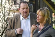 Eine Ökoaktivistin wird ermordet aufgefunden. Benno (Ottfried Fischer) und Nadine (Katharina Abt) haben alle Hände voll zu tun, den Fall aufzuklären. Je tiefer sie graben, desto mehr Verbrechen fördern sie zutage: Brandstiftung, Bestechung, Drogenhandel ... Eine Ökoaktivistin wird ermordet aufgefunden. Benno (Ottfried Fischer) und Nadine (Katharina Abt) haben alle Hände voll zu tun, den Fall aufzuklären. Je tiefer sie graben, desto mehr Verbrechen fördern sie zutage: Brandstiftung, Bestechung, Drogenhandel ...