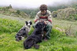Sechs Monate des Jahres verbringt Brice Delsouiller allein mit zwei Hunden und 400 K&uuml;hen in der Abgeschiedenheit der Pyren&auml;en.