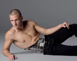 Die Surrogates sind sexy, physisch perfekt und mechanische Abbildungen Ihrer Selbst. Es ist eine perfekte Welt in der Verbrechen, Schmerz, Furcht und Konsequenzen nicht existieren. Darsteller nicht zu ermitteln.