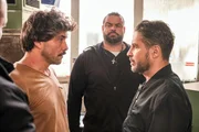 Manuel (Daniel Sellier, l.) wird von Tarek (Haydar Kizay, r.) eindr&uuml;cklich gewarnt, Itchys Schulden zu begleichen. Bodyguard (Jakov Maksimovic)