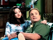 Doug (Kevin James) freut sich &uuml;ber den riesigen Fernseher, den er von seiner Frau Carrie (Leah Remini) bekommen hat.