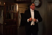 Butler Carson (Jim Carter) muss sich nach der Installation von zwei Fernsprechern auf "Downton Abbey" mit der modernen Technik vertraut machen. Au&szlig;erdem soll eine Intrige ihn dazu veranlassen, Mr Bates zu entlassen.