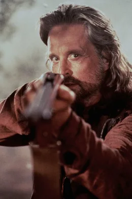 Remington (Michael Douglas) steht der Bestie Auge in Auge gegen&uuml;ber ...