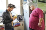 Manuel (Daniel Sellier) ist entschlossen, sich von weiteren kriminellen Machenschaften fernzuhalten. Itchy (Hakan Orbeyi, r.)