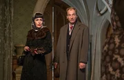 Magda Leonides (Gillian Anderson), Schauspielerin, mit ihrem Mann Philip Leonides (Julian Sands), von Beruf Historiker und ein Sohn des Opfers.