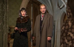 Magda Leonides (Gillian Anderson), Schauspielerin, mit ihrem Mann Philip Leonides (Julian Sands), von Beruf Historiker und ein Sohn des Opfers.