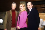 Beim Fototermin mit Isabella (Barbara Rudnik, M.) und Schorlemmer (Peter Sattmann, l.) setzt sich Schosser (Ulrich Gebauer, r.) unverblümt in Szene ... Beim Fototermin mit Isabella (Barbara Rudnik, M.) und Schorlemmer (Peter Sattmann, l.) setzt sich Schosser (Ulrich Gebauer, r.) unverblümt in Szene ...