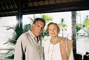 Markus (Christian Kohlund) spricht mit seiner Tante Dorothee (Ruth Maria Kubitschek) über den Hotelkauf. Markus (Christian Kohlund) spricht mit seiner Tante Dorothee (Ruth Maria Kubitschek) über den Hotelkauf.