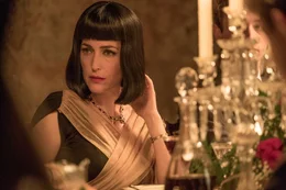 Magda (Gillian Anderson) erhoffte sich vom Verstorbenen die Finanzierung eines Theaterst&uuml;cks, das sie als Schauspielerin ber&uuml;hmt machen sollte.