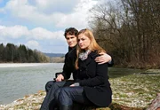 Theresa (Ines Lutz, r.) findet überraschend Trost bei Moritz (Daniel Fünffrock, l.). Theresa (Ines Lutz, r.) findet überraschend Trost bei Moritz (Daniel Fünffrock, l.).