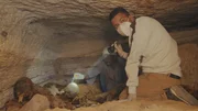 Sayed Elrawy mit mumifizierten Leichen in einer Gruft. Sayed Elrawy mit mumifizierten Leichen in einer Gruft.