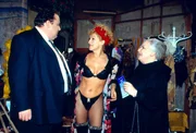 Kommissar Benno Berghammer (Ottfried Fischer, l.) und seine Mutter Resi (Ruth Drexel, r.) freuen sich, dass Hanna (Sissi Perlinger, M.) nach vielen Jahren wieder in die Stadt gekommen ist. Die Schauspielerin gastiert mit einer Theater-Tournee im Ort und freut sich sehr auf die Vorstellung.